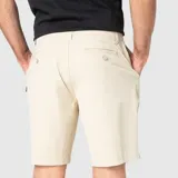 Short de corte clásico color beige, con cierre frontal de botón y cremallera, bolsillos laterales y tejido técnico de secado rápido.