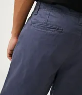 Bermuda de sarga color verde militar, corte recto, con bolsillos laterales y traseros. Marca Blue Steel.