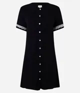 Camisón corto negro de manga corta, con abotonado frontal y detalle de encaje blanco en los puños.