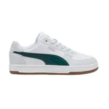 Championes Puma Caven 2.0, de diseño urbano en color blanco con franja lateral característica en color verde oscuro y suela de goma color caramelo.