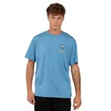 Remera celeste de manga corta con cuello redondo y estampado pequeño en el pecho.