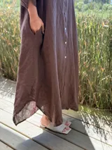 Vestido camisero amplio y largo color marrón chocolate, fabricado en Italia, con botones de nácar, cuello camisero y bolsillos laterales.