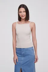 Top de punto acanalado color beige, con breteles finos, escote cuadrado y ajuste al cuerpo.