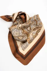 Pañuelo de poliéster de forma cuadrada, con diseño estampado estilo paisley en tonos marrones, beige y blanco, y bordes enmarcados en marrón.