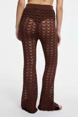 Pantalón de crochet color marrón con diseño calado y corte acampanado.