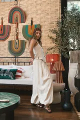 Pantalón negro de tiro alto y corte palazzo.