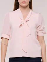 Blusa blanca de modal con escote en V, detalle de lazo en el cuello y mangas cortas abullonadas transparentes de gasa con puños en banda.