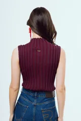 Top tejido sin mangas con cuello alto, con rayas verticales en tonos marrón y azul, y diseño ajustado.