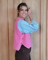 Chaleco tejido de punto en lana lambswool, con cuello redondo, diseño sin mangas y aberturas laterales en el ruedo.