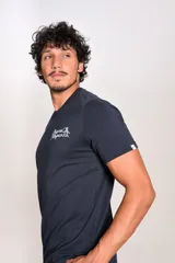 Remera de manga corta color azul marino con cuello redondo y logo de la marca estampado en el pecho.