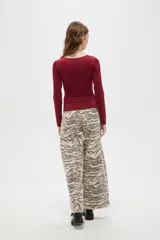 Remera de manga larga color bordó, con escote en V profundo y corte ajustado al cuerpo.