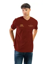 Remera de algodón preencogido color bordó, con cuello en V y estampado frontal en dorado. El estampado incluye un logo con la palabra "FORUM" y texto "OPEN Monday-Friday 10 a.m. / 5 p.m.".