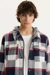 Campera Levis de franela a cuadros con capucha gris de algodón. Cierre frontal con botones a presión y dos bolsillos con solapa en el pecho.