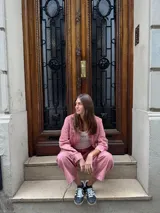 Chaqueta de jean azul, de corte entallado, con cuello camisero, cierre frontal con botones y bolsillos delanteros con solapa.