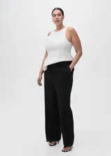 Pantalón de tiro medio color negro, de diseño recto y largo, con trabillas en la cintura, dos bolsillos laterales y cierre oculto con botón, gancho y cremallera.