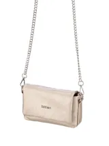 Bandolera de diseño compacto en color dorado con acabado texturizado, cuenta con solapa frontal y correa de cadena metálica plateada.