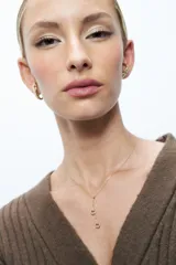 Collar dorado de acero quirúrgico hipoalergénico con dije de herradura.