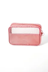 Neceser rectangular de tela color rosa con cierre superior y sección transparente de red en la parte superior.