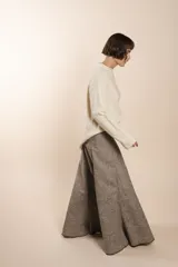 Falda larga color marrón con textura, corte a la cintura y ruedo amplio.