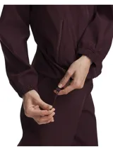 Campera deportiva de color bordó, con cuello alto, cierre frontal completo y puños y dobladillo elásticos.