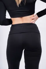 Pantalón negro de corte recto y tiro alto.