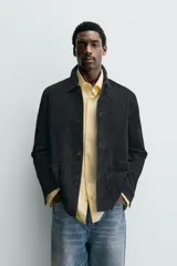 Sobrecamisa de ante color negro, con corte relaxed fit, cuello solapa, manga larga con puño abotonado, bolsillos de plastrón en la cadera y cierre frontal con botones.
