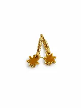 Dije de estrella doble faz en acrílico espejado color dorado, diseñado para ser utilizado como complemento en aros.