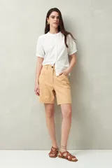 Bermuda negra de algodón, de tiro medio y calce relajado.