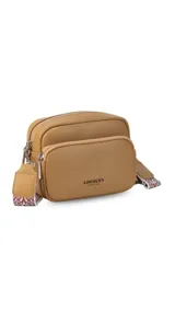 Bandolera de cuero sintético color marrón claro, con diseño compacto de dos compartimentos con cierre y correa ajustable con detalle de galón estampado.