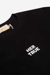 Remera de manga larga de algodón color negro, con corte boxy, cuello redondo y estampa frontal con el texto "HER TRUE".