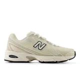 Championes urbanos New Balance modelo 740, color beige con detalles en blanco y negro. Presentan una estructura de malla transpirable con refuerzos sintéticos, el logo 'N' característico en los laterales y tecnología de amortiguación ABZORB en la entresuela.