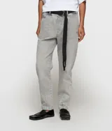 Pantalón de corte relajado, color gris claro lavado, confeccionado en algodón orgánico. Presenta cintura elástica con trabillas, cinturón negro ajustable con hebilla metálica, bolsillos laterales y el número 10 bordado.