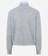 Suéter de punto gris con cuello redondo y diseño de cuello camisero celeste superpuesto. Presenta mangas largas y terminaciones acanaladas en puños y cintura.