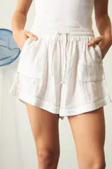 Short color borgoña de viscosa con cintura elástica ajustable con cordón, bolsillos laterales y corte holgado.