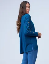 Polera negra de tejido soft con cuello alto y mangas largas con aplique de botones.