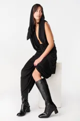 Bota bucanera de caña alta confeccionada en cuero con textura de cocodrilo, cuenta con cierre lateral y taco cuadrado.