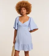 Vestido corto evasé color celeste, con escote en V, mangas cortas amplias, recorte cutout en los laterales de la cintura y volado en el bajo.