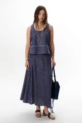 Falda midi de lino a rayas azules y blancas, con corte evasé.