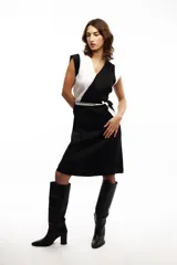 Vestido midi de lino color mostaza, con escote cruzado tipo kimono y lazo en la cintura.