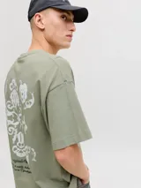 Remera de manga corta color verde militar, de corte oversize y cuello redondo, con pequeño texto estampado en el pecho.