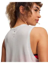 Musculosa deportiva Under Armour Halo Vent para mujer, color gris claro, con cuello redondo y sisas amplias. Diseño con perforaciones laterales para mayor ventilación y logo pequeño en el frente.