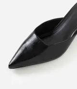 Zapato tipo mule de punta fina con tacón kitten heel bajo, confeccionado en poliuretano con acabado liso.