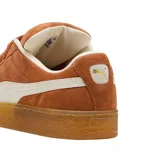 Championes Puma modelo Suede XL, color azul vibrante con detalles en blanco. Presentan un diseño clásico de gamuza con cordones anchos, suela de goma texturizada y el logo de la marca en dorado en el lateral.
