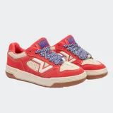 Championes Vans modelo Upland de estilo retro inspirado en los años 90. Presentan una combinación de colores rojo y beige, con paneles de gamuza y cuero. Incluyen cordones anchos estampados con diseño en zigzag, cuello y lengüeta acolchados, y el logotipo Flying V en el lateral. La suela es de goma color caramelo con plataforma.