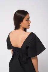 Vestido negro corto de popelina con escote cuadrado y mangas cortas con volados.