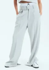 Pantalón de vestir estilo sastrero en color gris, confeccionado en crepe. Presenta un corte recto y holgado con tajo en la botamanga interna y bolsillos laterales.