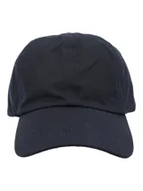 Gorro tipo gorra azul navy de canvas engrasado impermeable con detalle de logo bordado en el lateral.