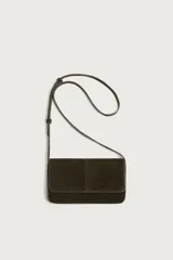 Bolso tipo bandolera de piel con acabado serraje, compartimento principal con cierre de solapa e imán, bolsillo posterior y asa de hombro ajustable.