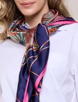 Pashmina de satén con estampado de mandalas en tonos naranja y verde.