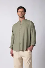 Camisa de manga larga con cuello mao y cierre frontal de botones. Presenta un corte relajado y está confeccionada en una mezcla de lino.